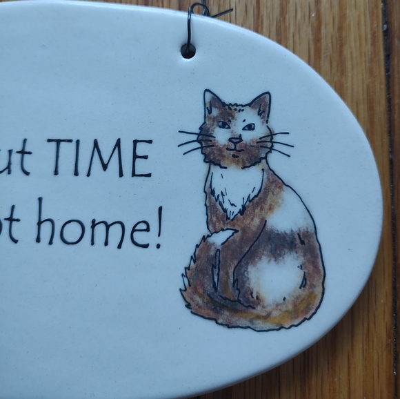 Vintage August Ceramic Cat Wall Plaque Sign Hanging Off White Beige USA Brown - Picture 7 of 15